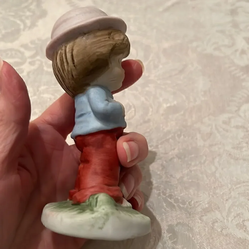 Vintage girl & boy porcelain figurines no chips cracks or discoloration EVC